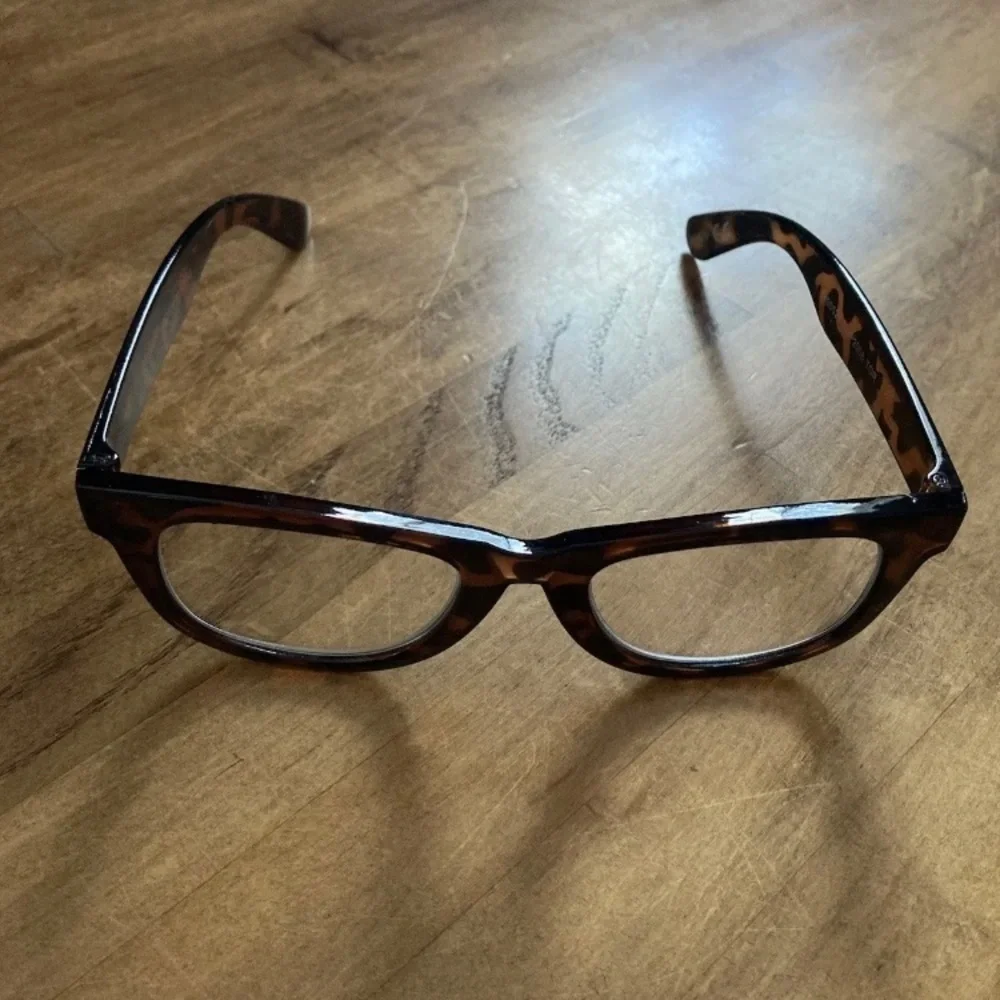 Betsey Johnson Lisa Reader Thick Wayfarer Glasses Brown Tortoise